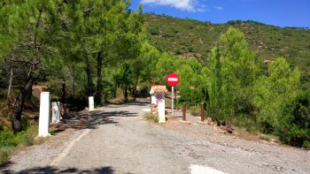 comienzo de la ruta hacia Cima Bartolo por la via forestal