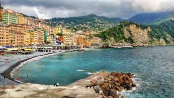 Camogli, la playa y las colinas con sus casitas color pastel muy tipicas de Liguria