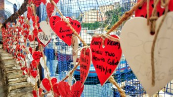 Una cortina de corazones rojos de madera que los enamorados van colgando nos da la bienvenida a Camogli