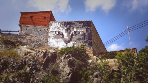 A parte de los graffitis pintados se pueden apreciar mozaicos de azulejos como por ejemplo este gato que nos mira desde lejos
