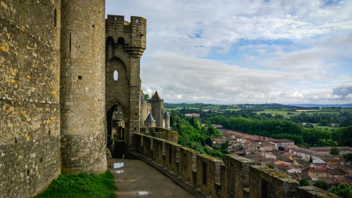 Estas vistas desde lo alto de las murallas de Carcassonne te hacen sentir como una princesa en su castillo