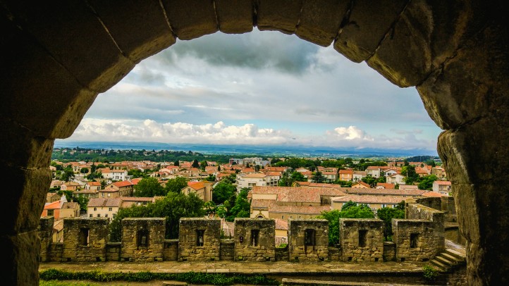 Ventana hacia la ciudad que se encuentra fuera de las murallas de la ciudad medieval Carcassonne.