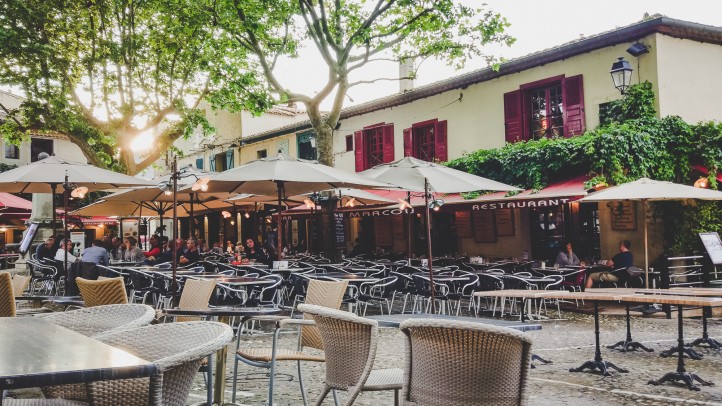 Place Marcou, una plaza llena de restaurantes y terrazas dentro de la Cite de Carcassonne