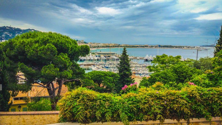 Vista hacia Le Vieux Port Cannes desde la entrada al Museo de La Castre.