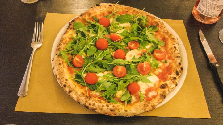 Nuestras primeras pizzas auténticas italianas,Vesuvio Ristiorante Pizzeria Ventimiglia. Que delicia, por favor!!!