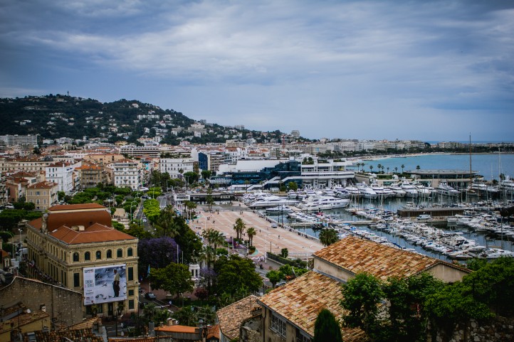 El Vieux Port Cannes visto desde la entrada en la iglesia Church of Our Lady of Esperance.