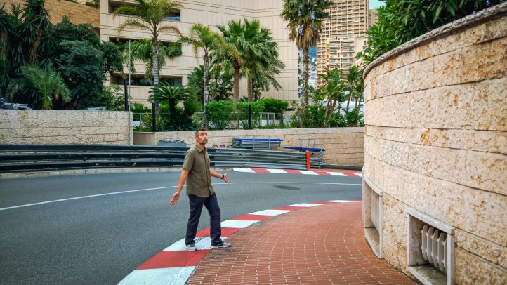 Disfrutando de una de las curvas del circuito de Formula 1 Montecarlo, Monaco.